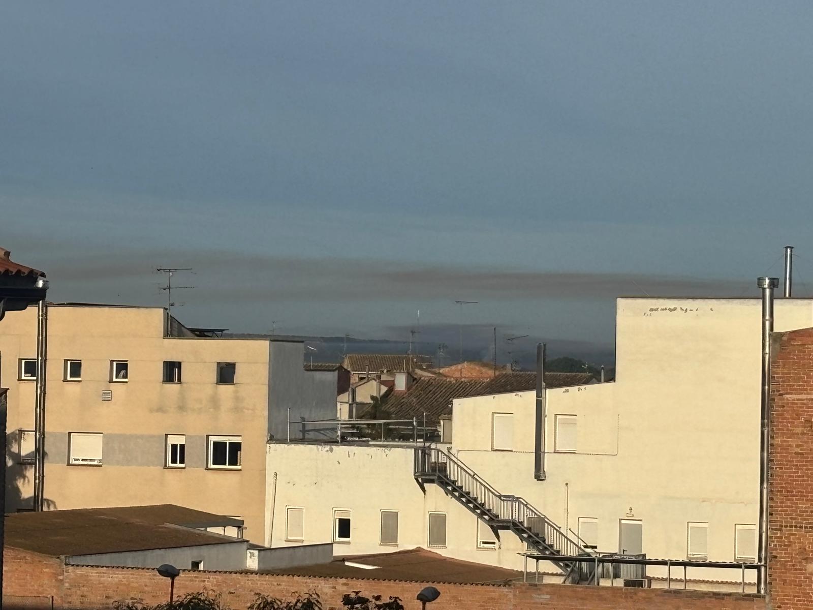 Boira contaminant sobre el nucli urbà